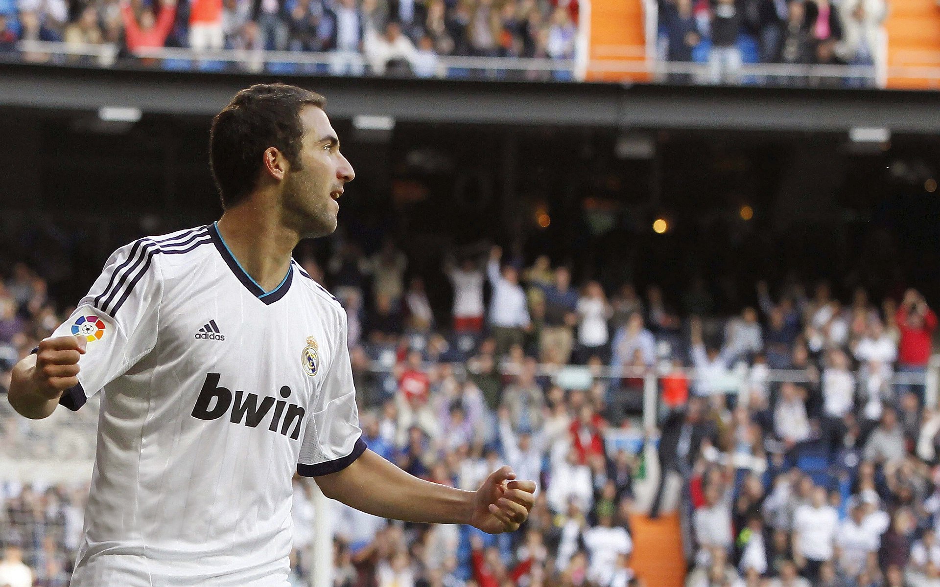 费德勒意外战胜MAD，重要助攻引爆全场！赛场气氛高涨