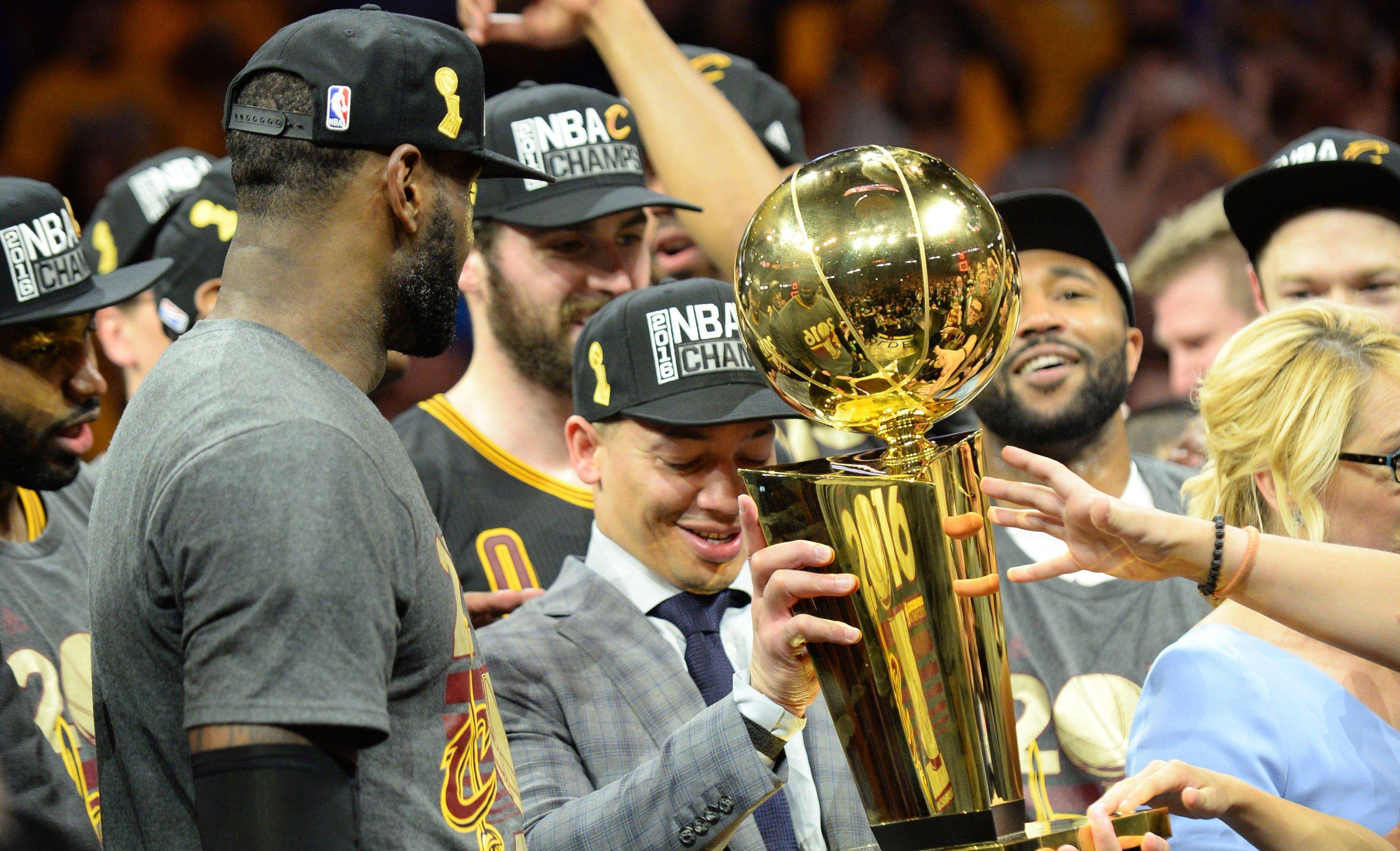  浓眉赛点兑现，马德里竞技淘汰莱比锡晋级四强，主帅激动落泪